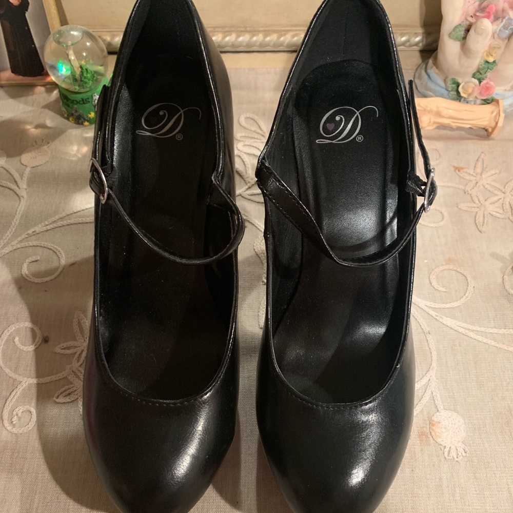 Black pumps